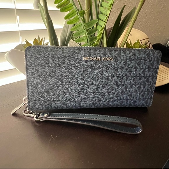 Michael Kors Signature Trifold Wallet - Navy Blue NWOT - Picture 1 of 13